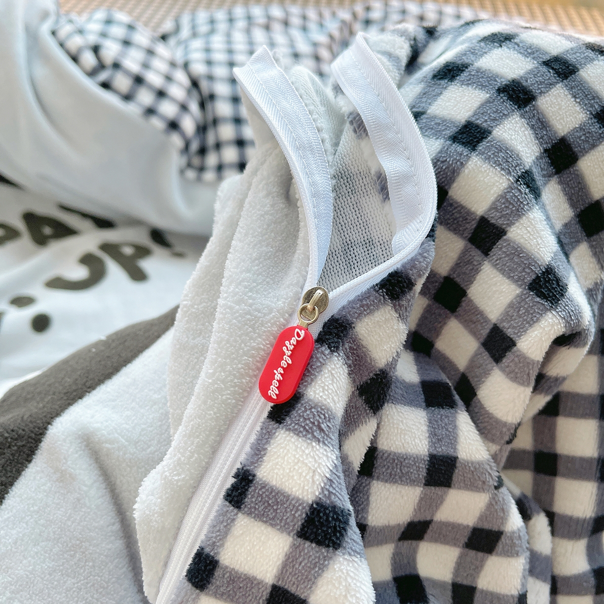 91家纺网 家纺一手货源 找家纺 炫拼家纺 2025新款大版数码印花卡通高克重牛奶绒四件套 扭扭狗