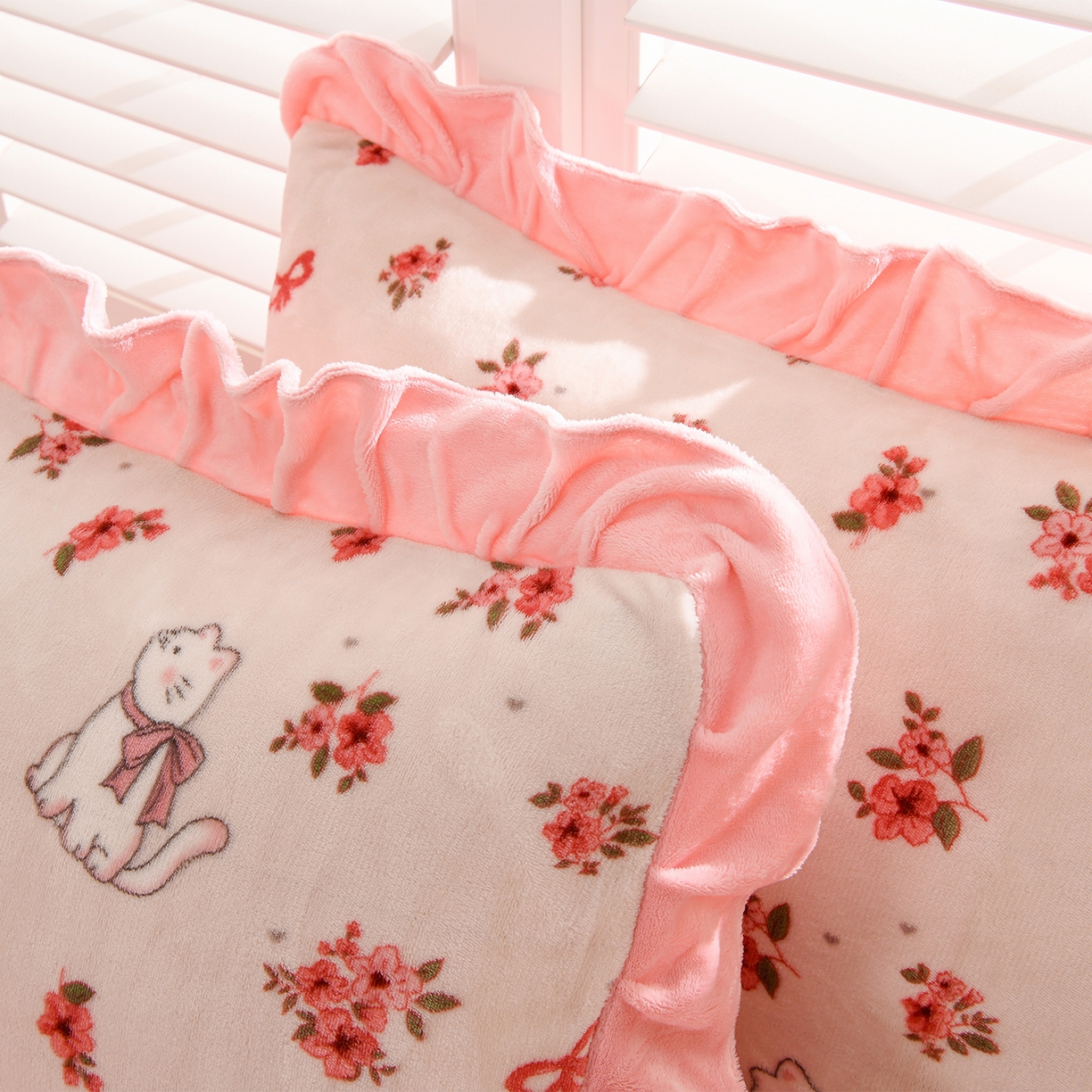 91家纺网 家纺一手货源 找家纺 紫月轩家纺 2025新款韩版牛奶绒花边款四件套 粉花猫语