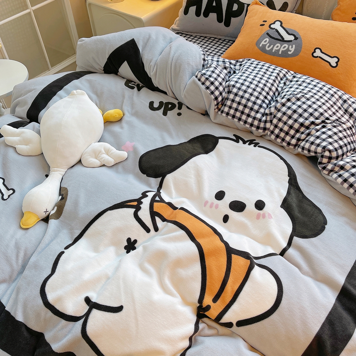 91家纺网 家纺一手货源 找家纺 炫拼家纺 2025新款大版数码印花卡通高克重牛奶绒四件套 扭扭狗