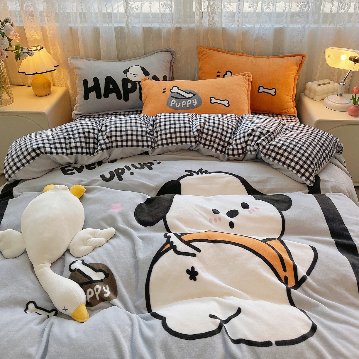 91家纺网 家纺一手货源 找家纺 炫拼家纺 2025新款大版数码印花卡通高克重牛奶绒四件套 扭扭狗