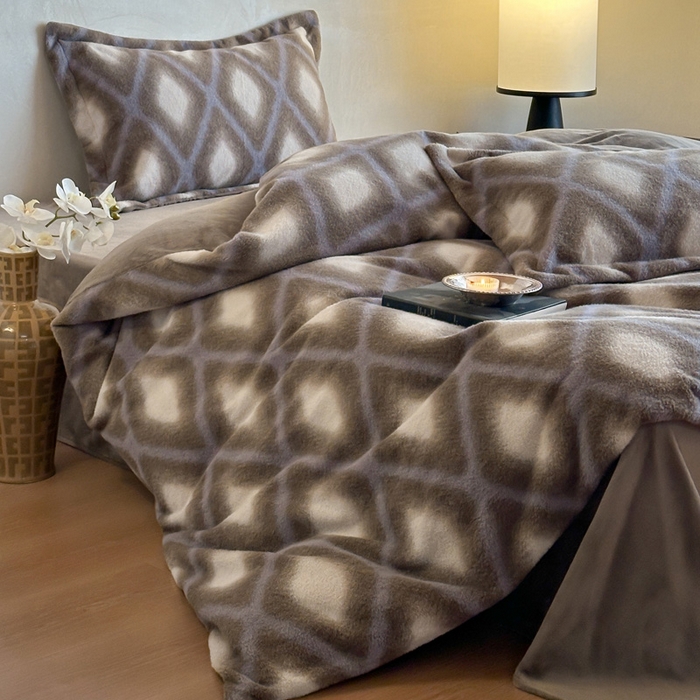 91家纺网 家纺一手货源 找家纺 凯罗 2025新款仿羊绒四件套高克重牛奶绒四件套仿羊绒格子条纹四件套 温柔时光-咖