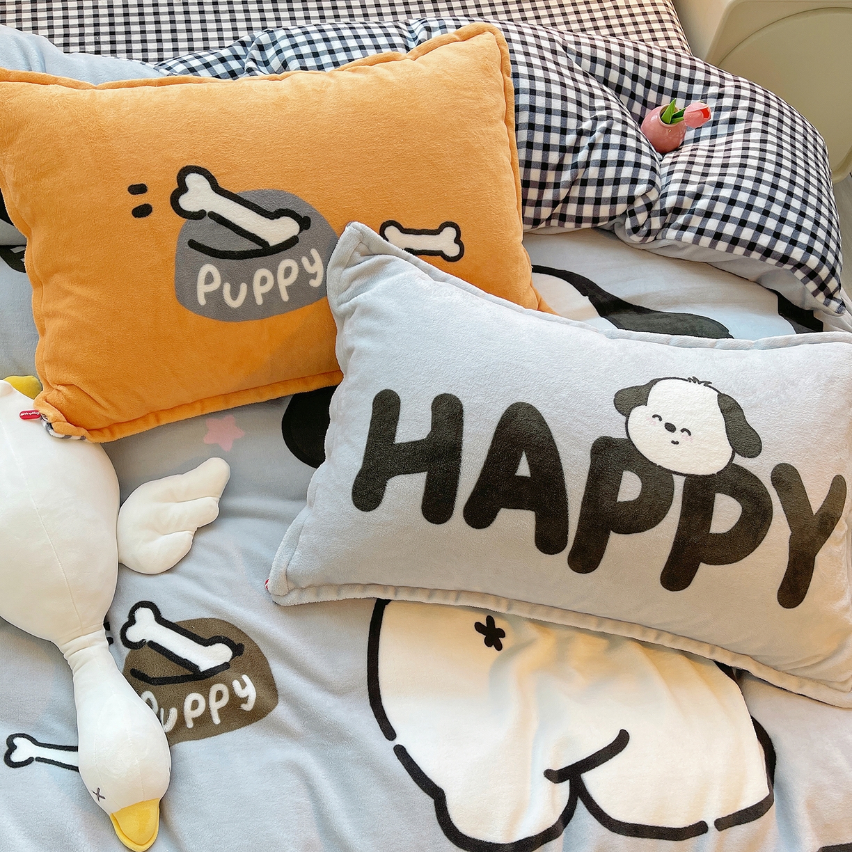 91家纺网 家纺一手货源 找家纺 炫拼家纺 2025新款大版数码印花卡通高克重牛奶绒四件套 扭扭狗