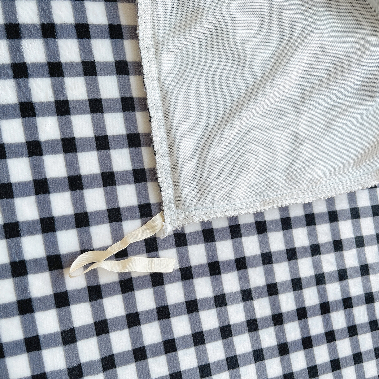 91家纺网 家纺一手货源 找家纺 炫拼家纺 2025新款大版数码印花卡通高克重牛奶绒四件套 扭扭狗