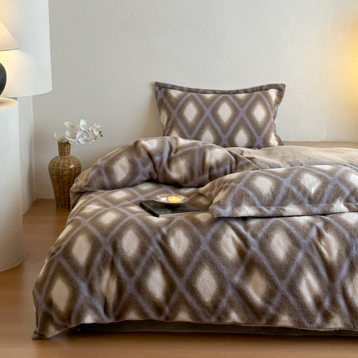 91家纺网 家纺一手货源 找家纺 凯罗 2025新款仿羊绒四件套高克重牛奶绒四件套仿羊绒格子条纹四件套 温柔时光-咖