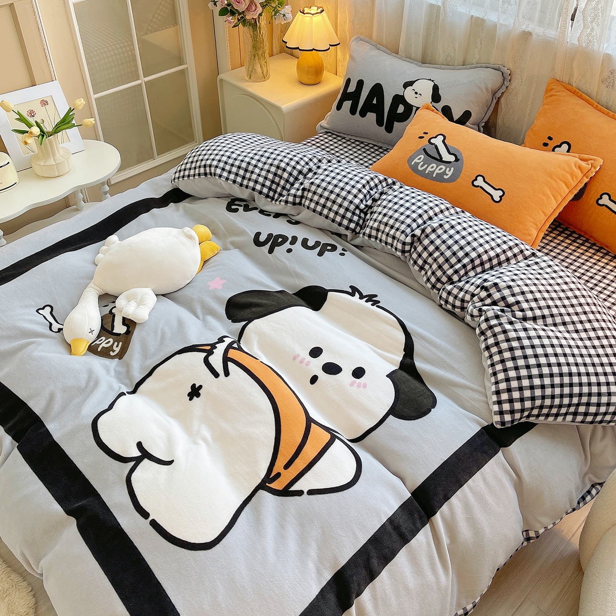 91家纺网 家纺一手货源 找家纺 炫拼家纺 2025新款大版数码印花卡通高克重牛奶绒四件套 扭扭狗