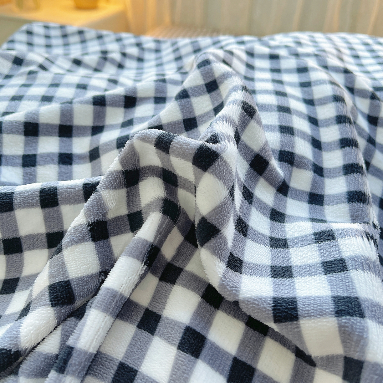 91家纺网 家纺一手货源 找家纺 炫拼家纺 2025新款大版数码印花卡通高克重牛奶绒四件套 扭扭狗