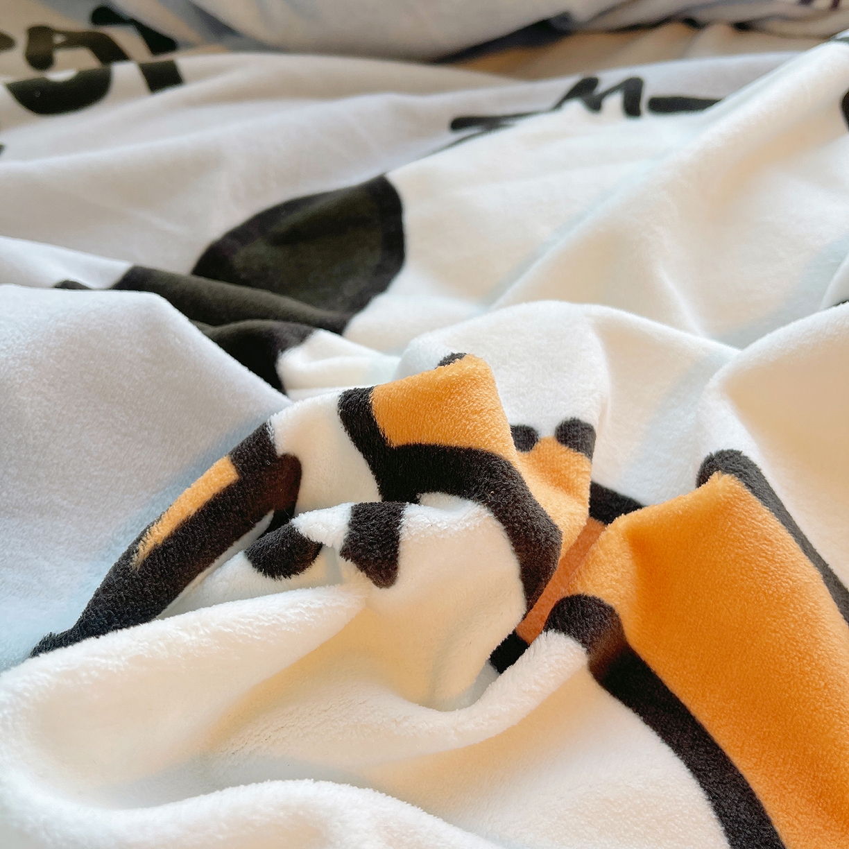 91家纺网 家纺一手货源 找家纺 炫拼家纺 2025新款大版数码印花卡通高克重牛奶绒四件套 扭扭狗