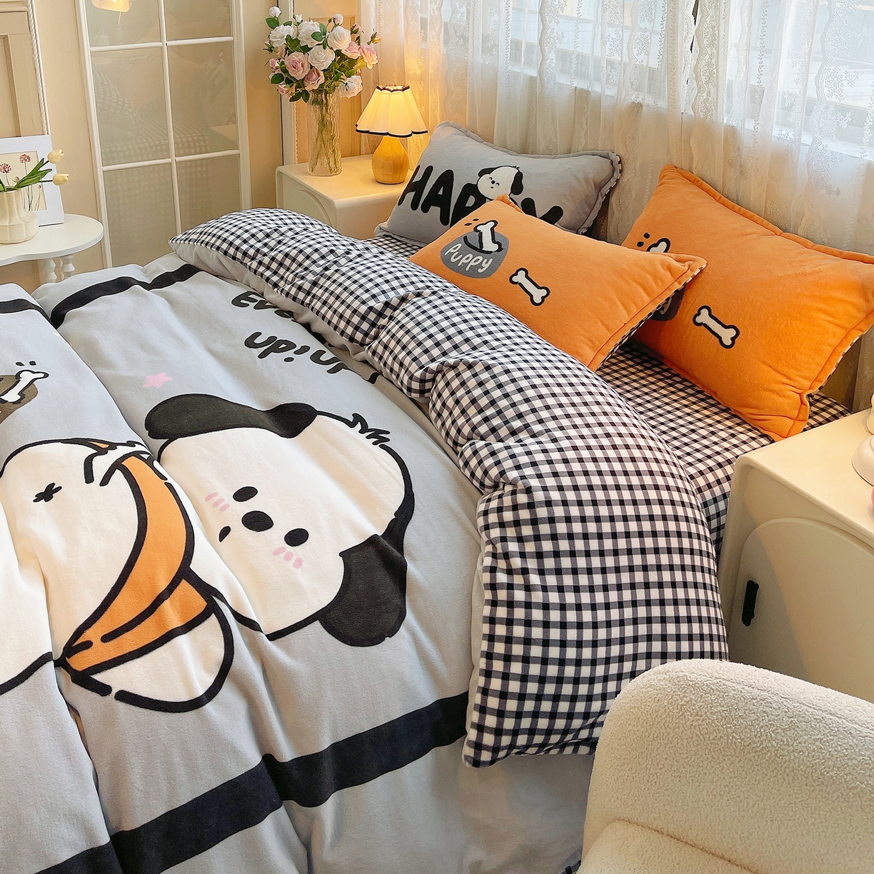 91家纺网 家纺一手货源 找家纺 炫拼家纺 2025新款大版数码印花卡通高克重牛奶绒四件套 扭扭狗