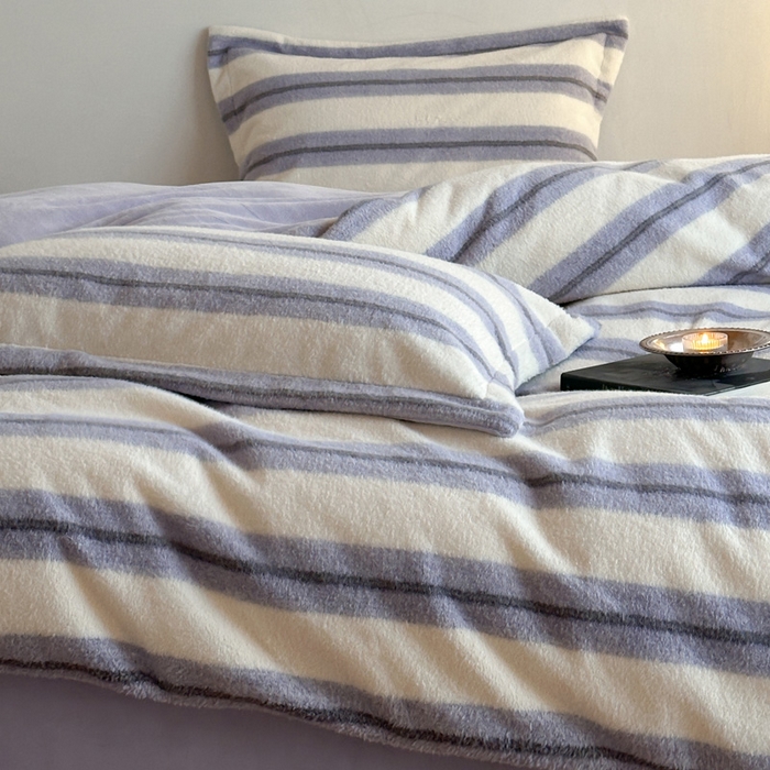 91家纺网 家纺一手货源 找家纺 凯罗 2025新款仿羊绒四件套高克重牛奶绒四件套仿羊绒格子条纹四件套 意韵-香芋紫