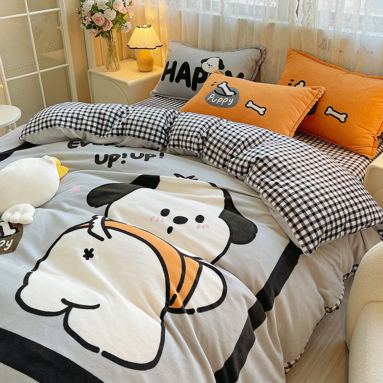 91家纺网 家纺一手货源 找家纺 炫拼家纺 2025新款大版数码印花卡通高克重牛奶绒四件套 扭扭狗