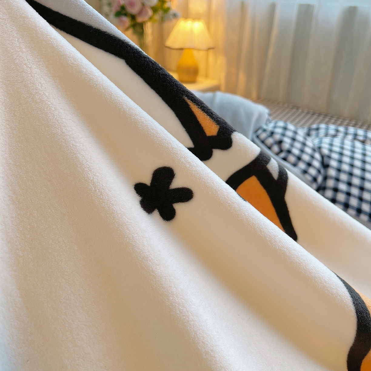 91家纺网 家纺一手货源 找家纺 炫拼家纺 2025新款大版数码印花卡通高克重牛奶绒四件套 扭扭狗