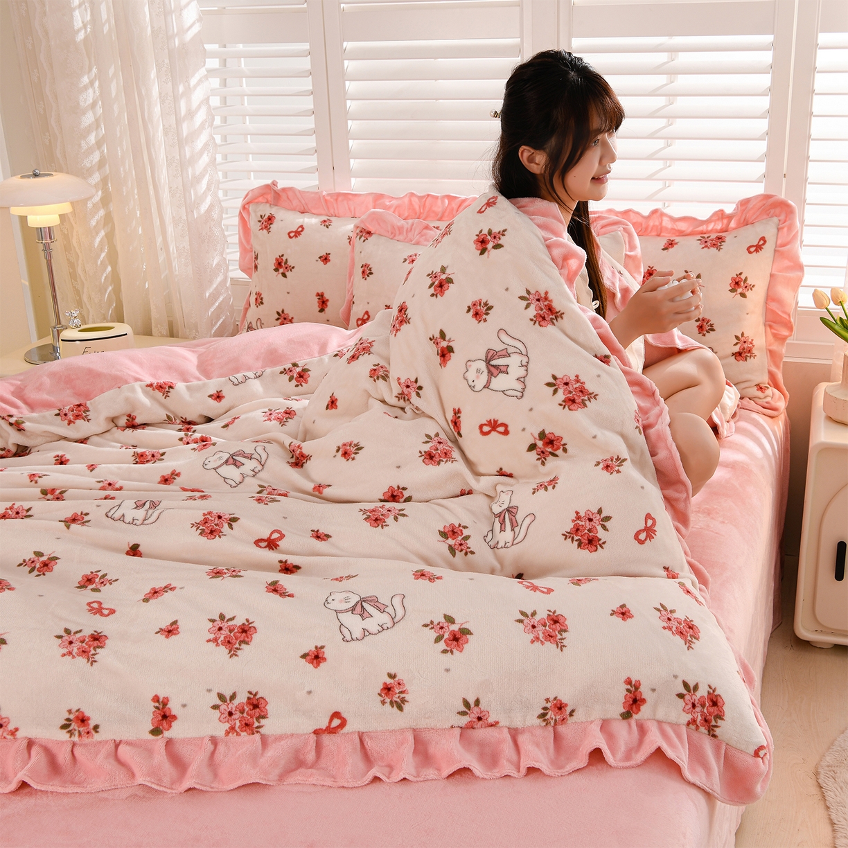 91家纺网 家纺一手货源 找家纺 紫月轩家纺 2025新款韩版牛奶绒花边款四件套 粉花猫语