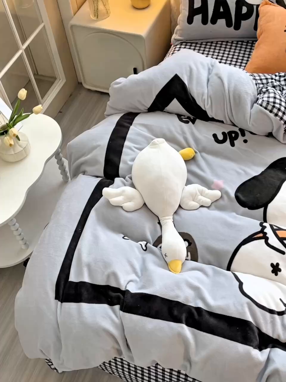 91家纺网 家纺一手货源 找家纺 炫拼家纺 2025新款大版数码印花卡通高克重牛奶绒四件套 扭扭狗