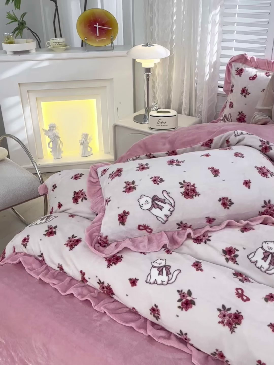 91家纺网 家纺一手货源 找家纺 紫月轩家纺 2025新款韩版牛奶绒花边款四件套 粉花猫语