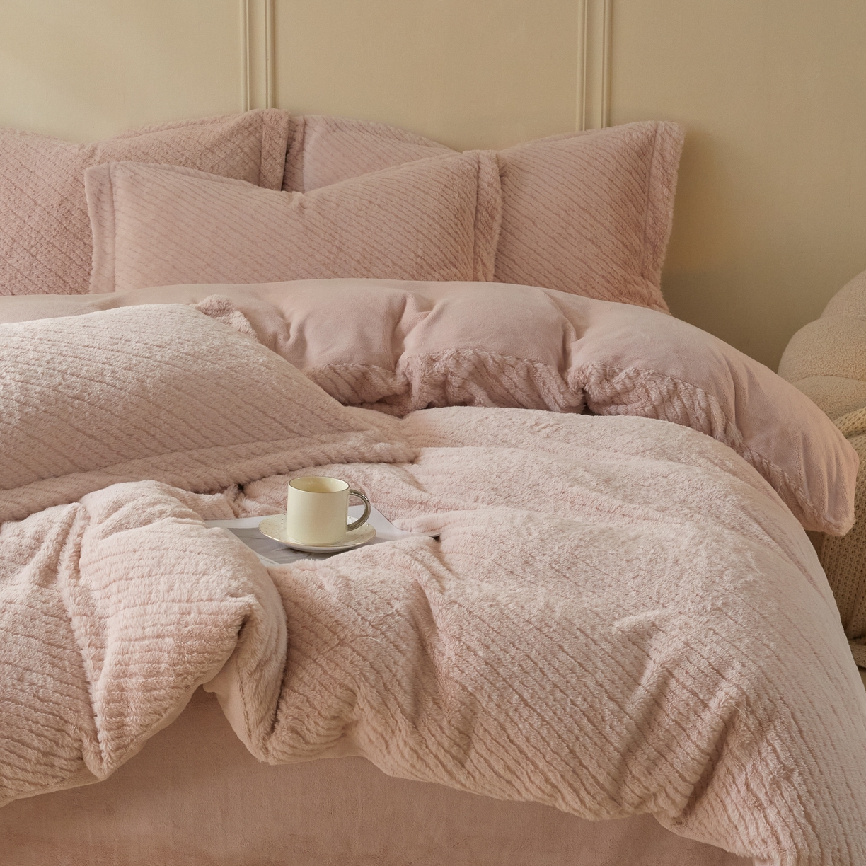 91家纺网 家纺一手货源 找家纺 凯罗 2025新款高克重兔绒四件套A类牛奶绒四件套 简约轻奢兔绒四件套 亚薇拉-亮旧粉