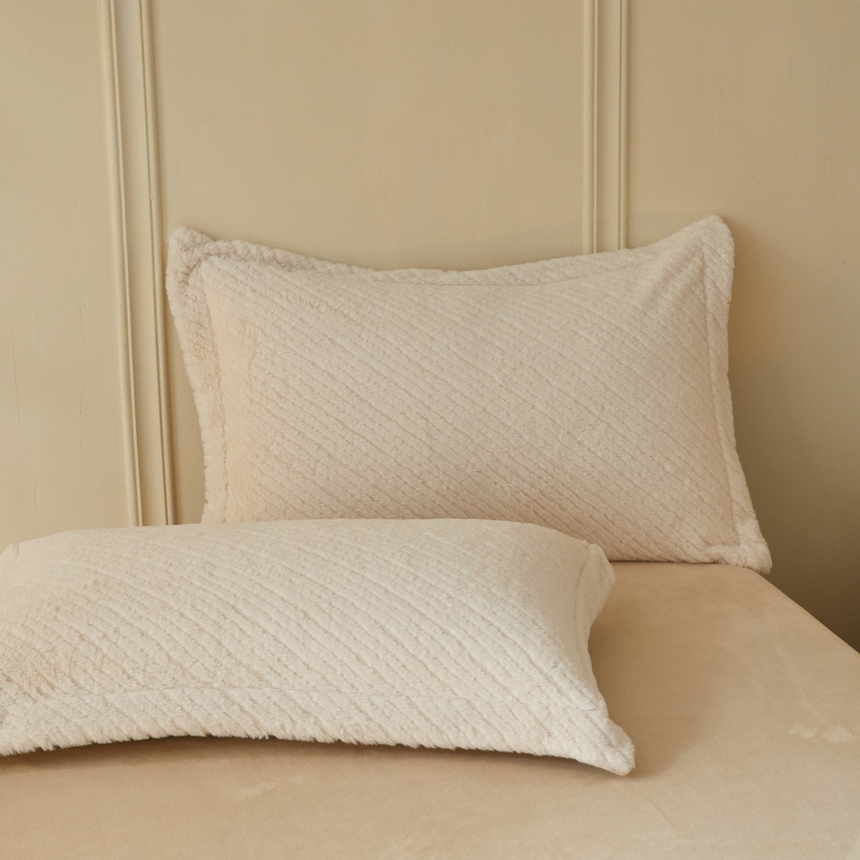 91家纺网 家纺一手货源 找家纺 凯罗 2025新款高克重兔绒四件套A类牛奶绒四件套 简约轻奢兔绒四件套 亚薇拉-奶昔白