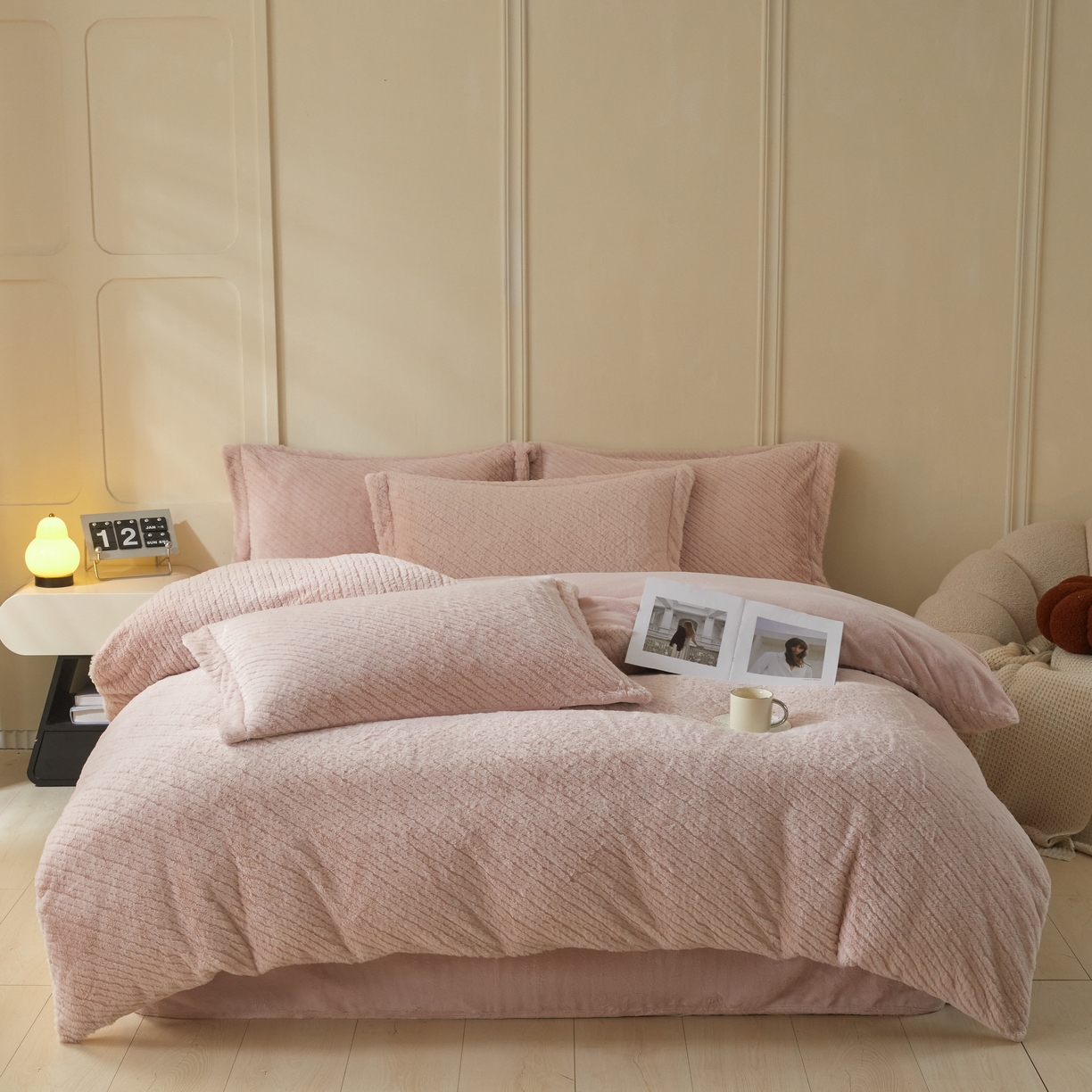 91家纺网 家纺一手货源 找家纺 凯罗 2025新款高克重兔绒四件套A类牛奶绒四件套 简约轻奢兔绒四件套 亚薇拉-亮旧粉