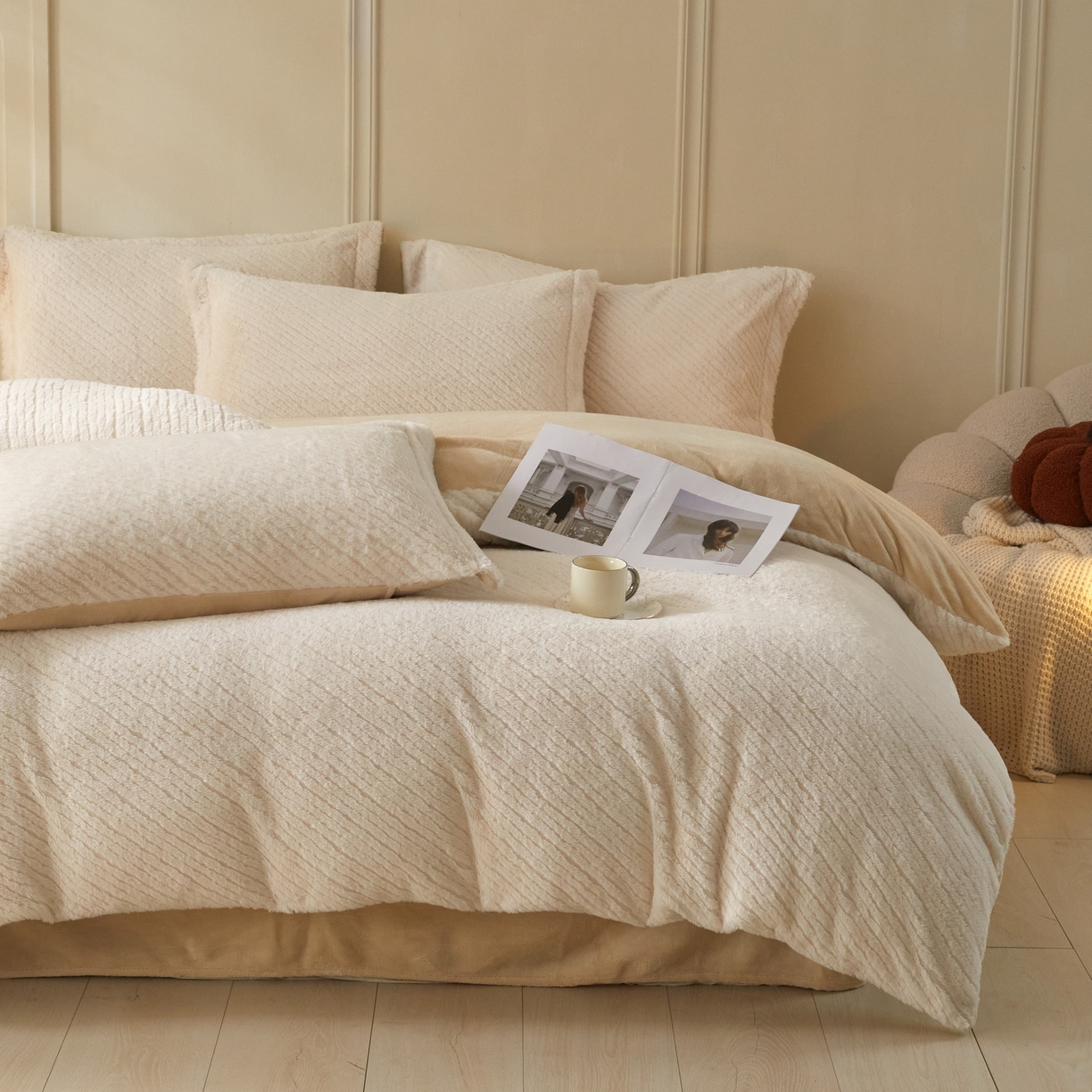 91家纺网 家纺一手货源 找家纺 凯罗 2025新款高克重兔绒四件套A类牛奶绒四件套 简约轻奢兔绒四件套 亚薇拉-奶昔白