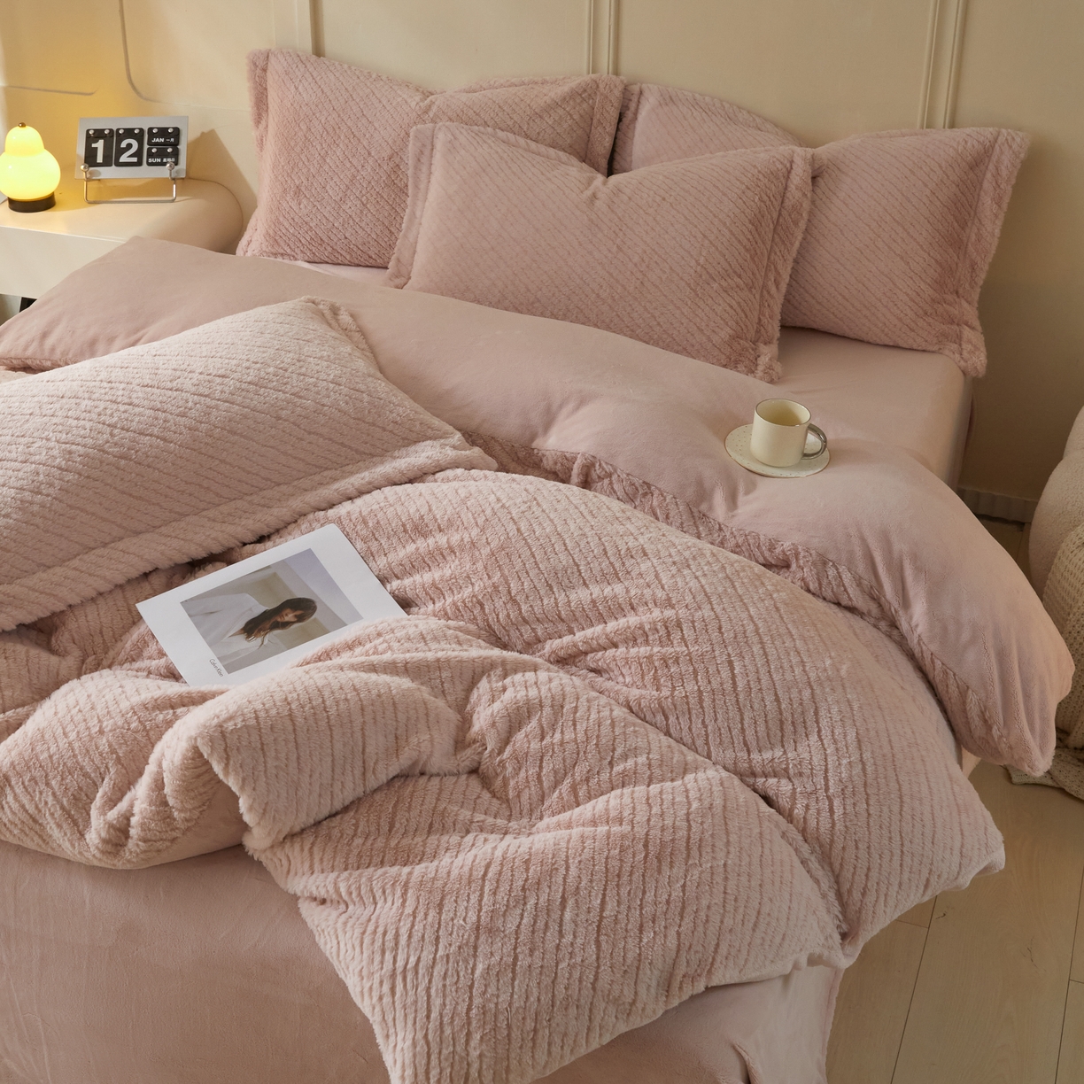 91家纺网 家纺一手货源 找家纺 （总）凯罗 2025新款高克重兔绒四件套A类牛奶绒四件套 简约轻奢兔绒四件套