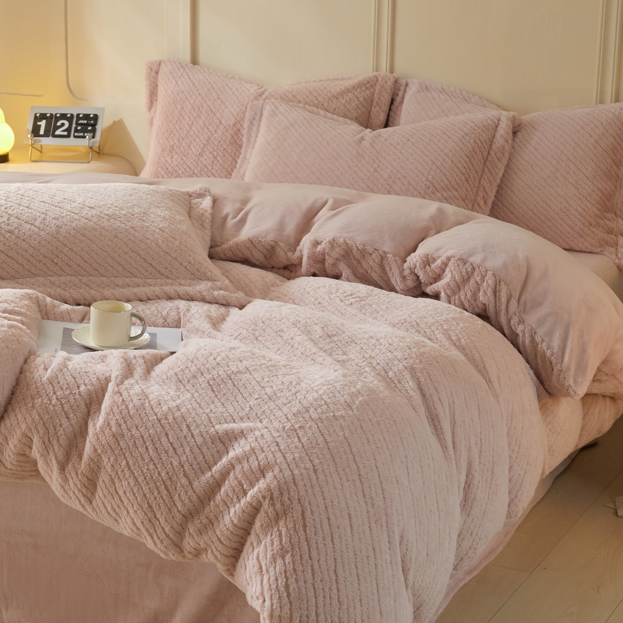 91家纺网 家纺一手货源 找家纺 凯罗 2025新款高克重兔绒四件套A类牛奶绒四件套 简约轻奢兔绒四件套 亚薇拉-亮旧粉