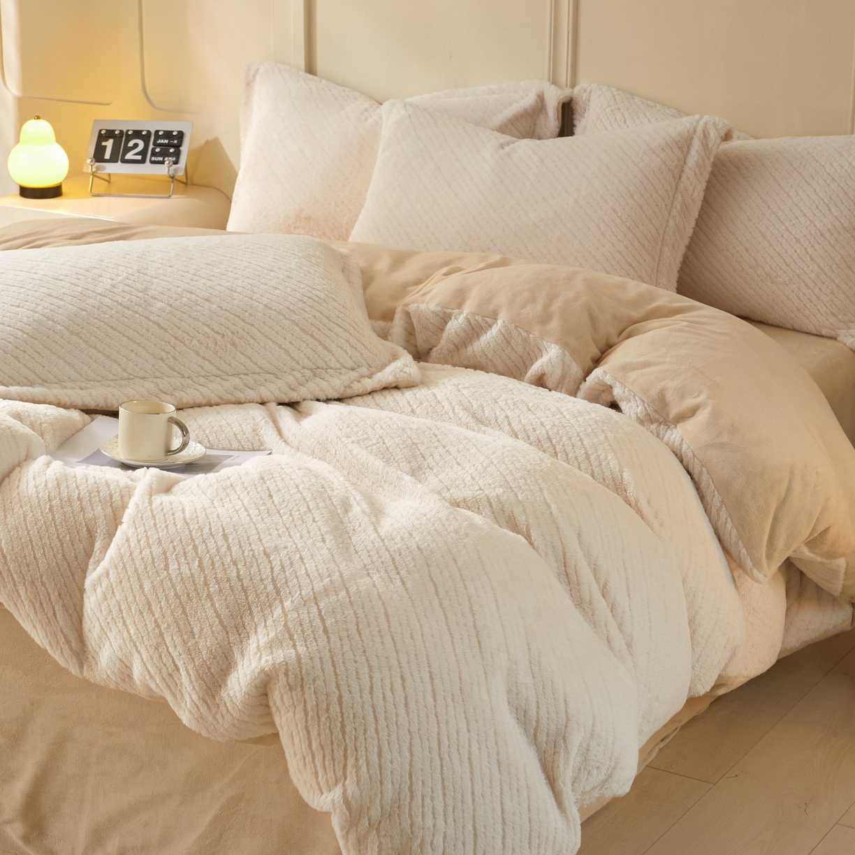 91家纺网 家纺一手货源 找家纺 凯罗 2025新款高克重兔绒四件套A类牛奶绒四件套 简约轻奢兔绒四件套 亚薇拉-奶昔白