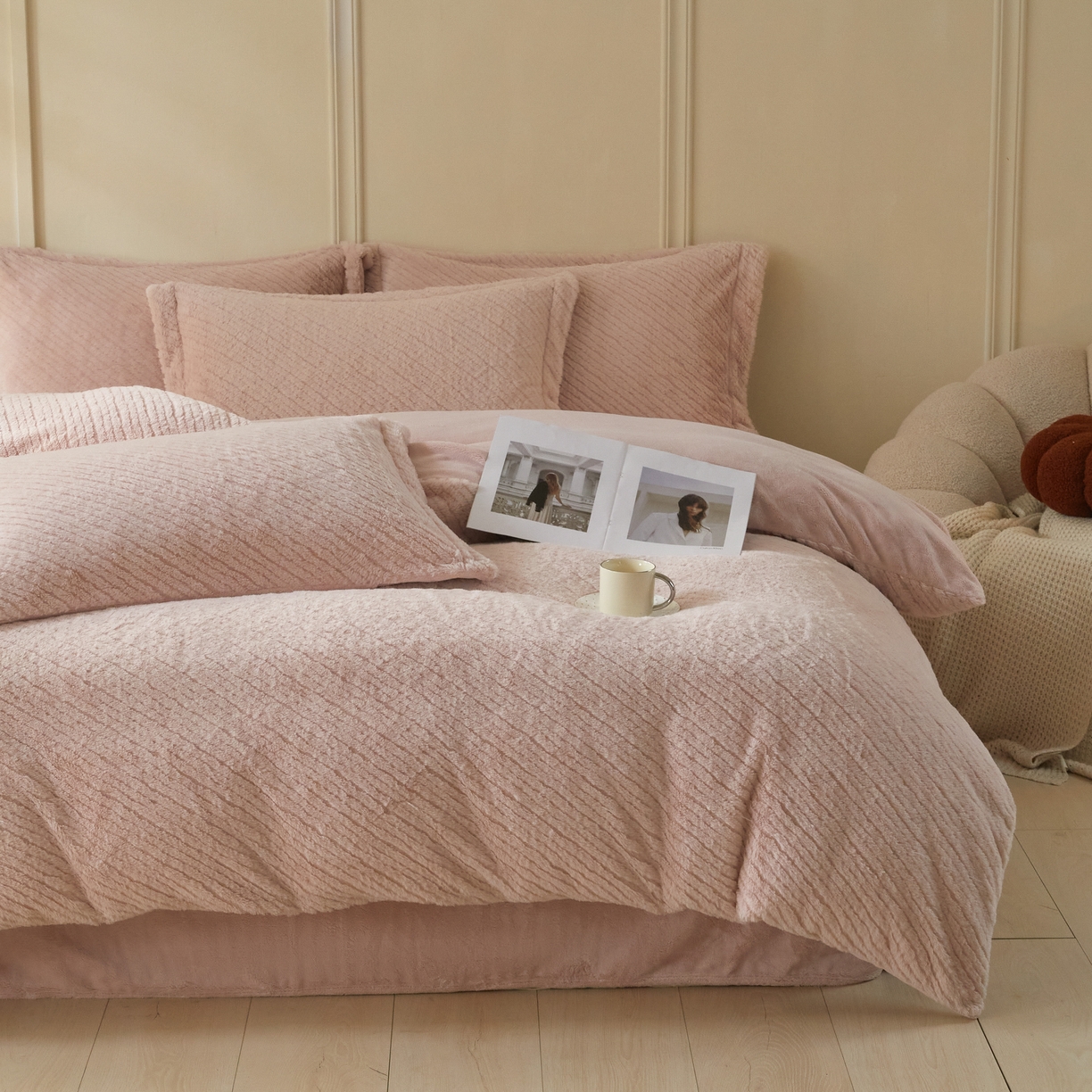 91家纺网 家纺一手货源 找家纺 凯罗 2025新款高克重兔绒四件套A类牛奶绒四件套 简约轻奢兔绒四件套 亚薇拉-亮旧粉