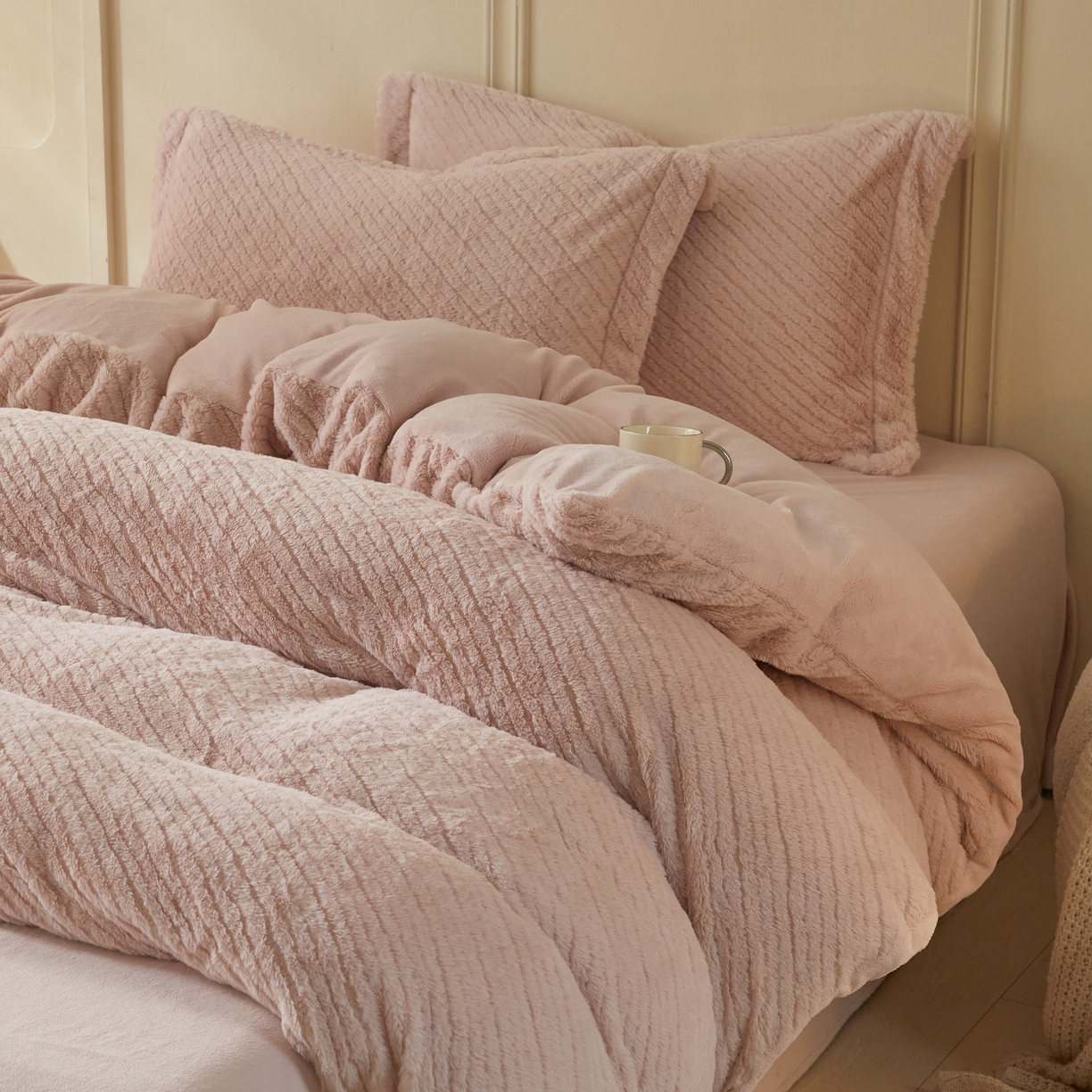 91家纺网 家纺一手货源 找家纺 凯罗 2025新款高克重兔绒四件套A类牛奶绒四件套 简约轻奢兔绒四件套 亚薇拉-亮旧粉