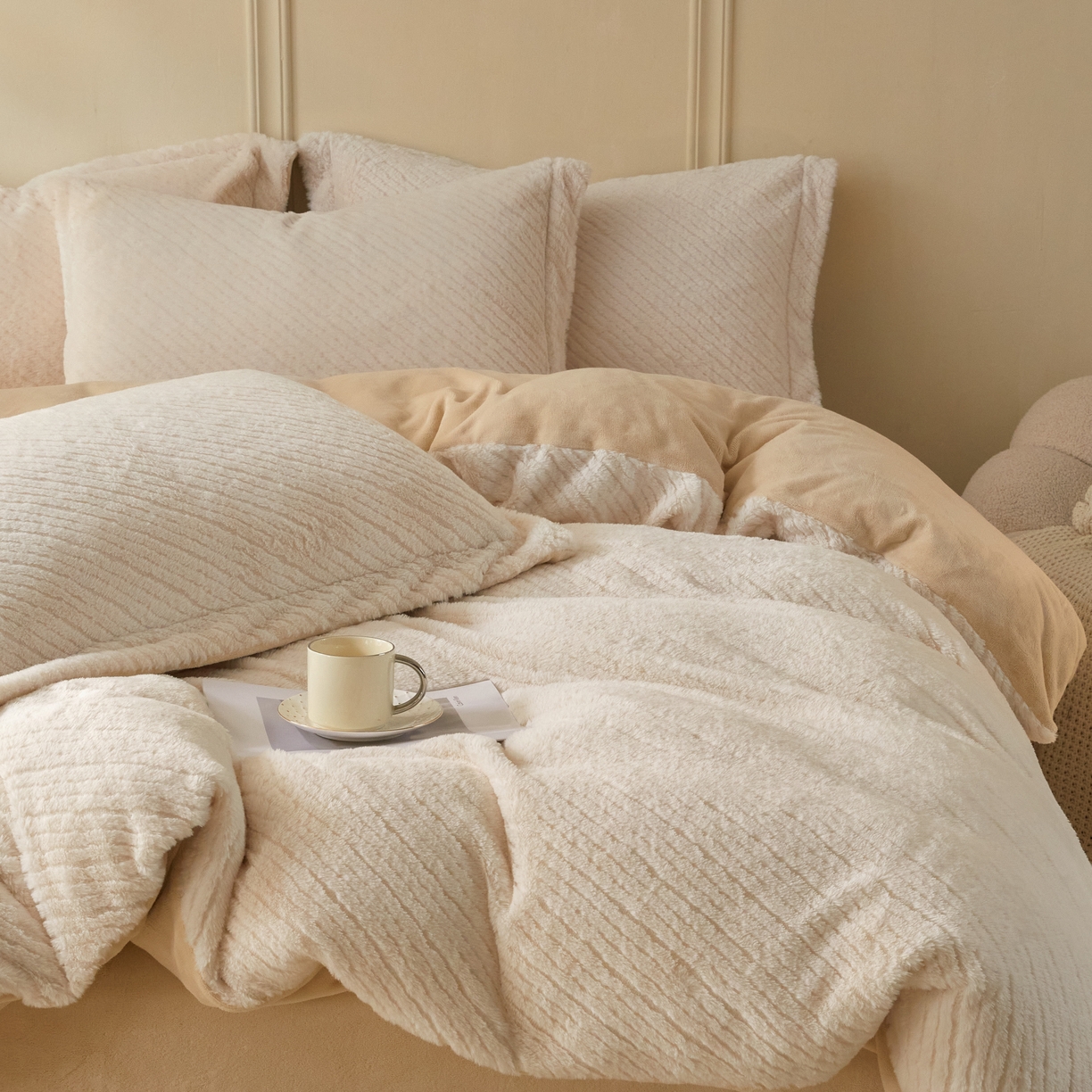 91家纺网 家纺一手货源 找家纺 凯罗 2025新款高克重兔绒四件套A类牛奶绒四件套 简约轻奢兔绒四件套 亚薇拉-奶昔白