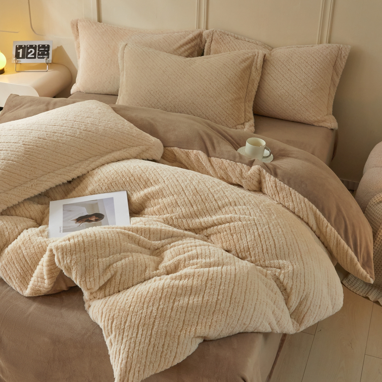 91家纺网 家纺一手货源 找家纺 （总）凯罗 2025新款牛奶绒花边床盖印花小清新盖毯加大牛奶绒床盖床单