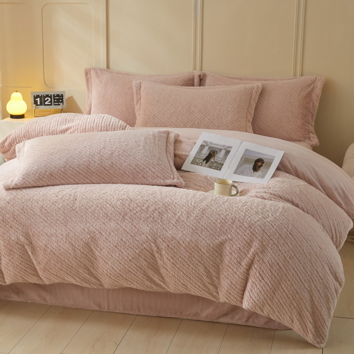 91家纺网 家纺一手货源 找家纺 凯罗 2025新款高克重兔绒四件套A类牛奶绒四件套 简约轻奢兔绒四件套 亚薇拉-亮旧粉