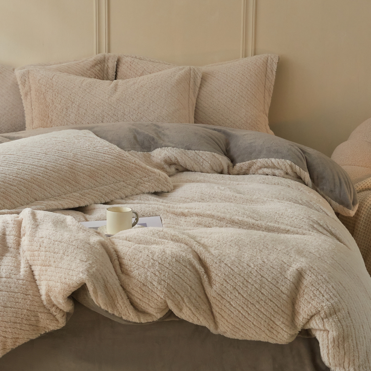 91家纺网 家纺一手货源 找家纺 凯罗 2025新款高克重兔绒四件套A类牛奶绒四件套 简约轻奢兔绒四件套 亚薇拉-柯南灰