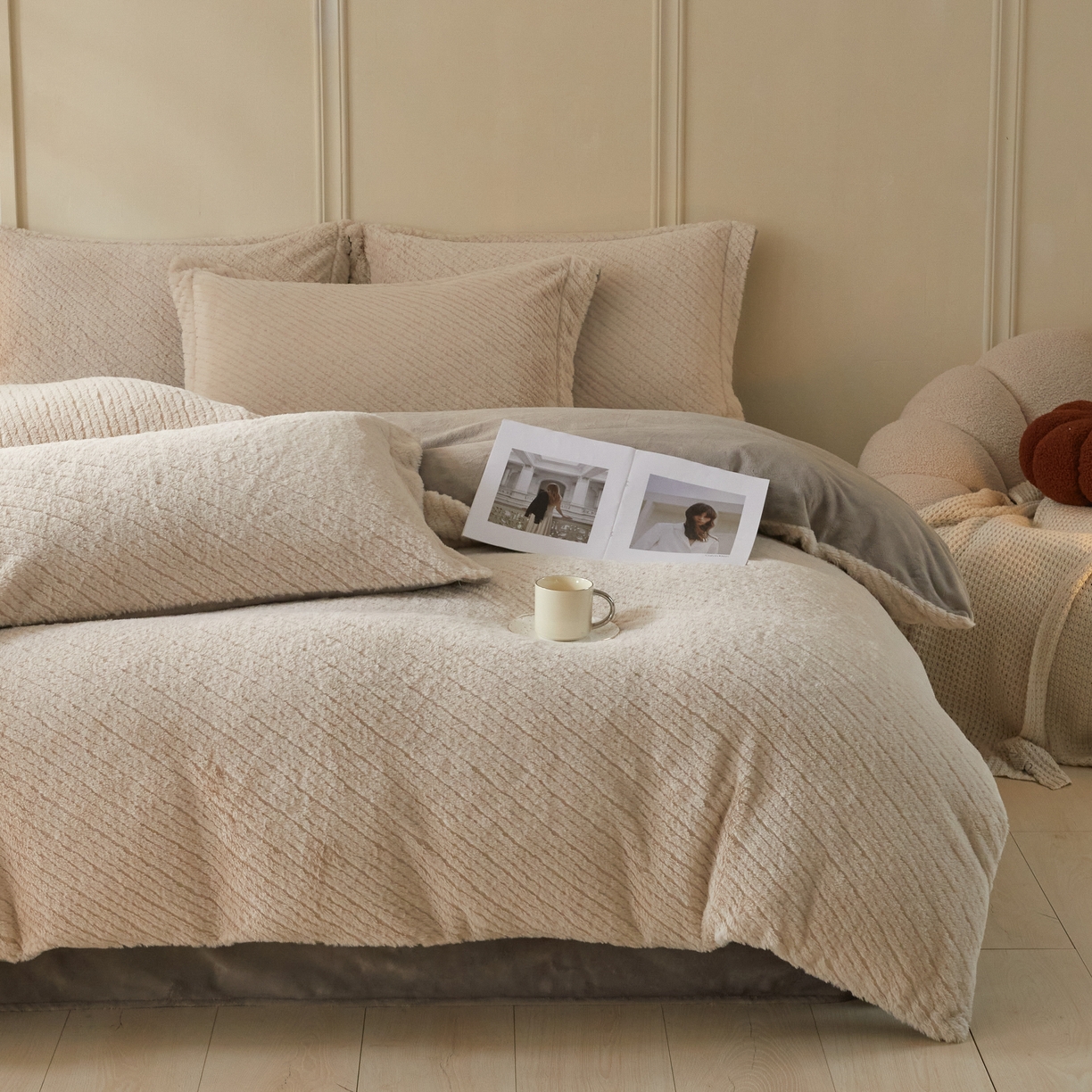 91家纺网 家纺一手货源 找家纺 凯罗 2025新款高克重兔绒四件套A类牛奶绒四件套 简约轻奢兔绒四件套 亚薇拉-柯南灰