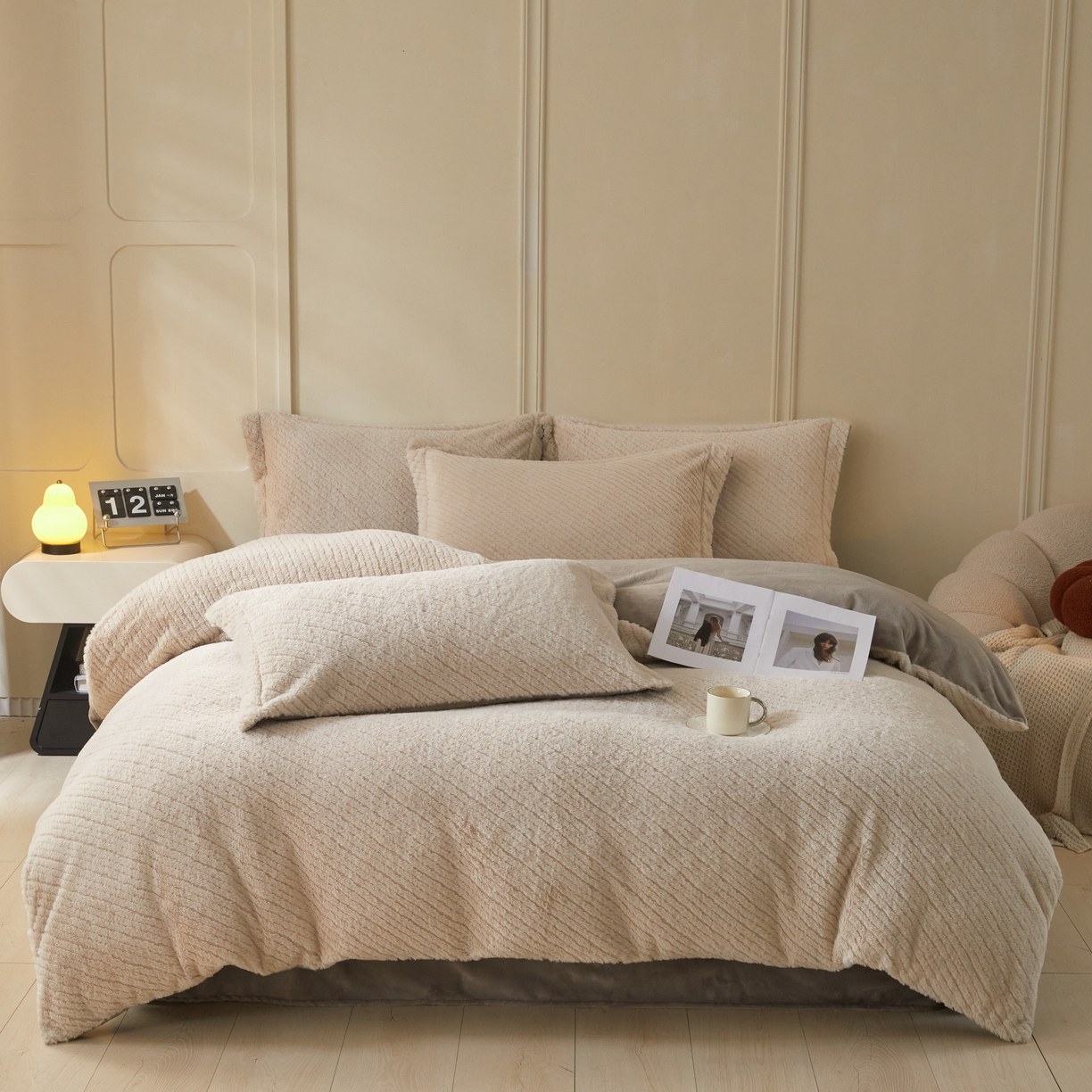 91家纺网 家纺一手货源 找家纺 凯罗 2025新款高克重兔绒四件套A类牛奶绒四件套 简约轻奢兔绒四件套 亚薇拉-柯南灰