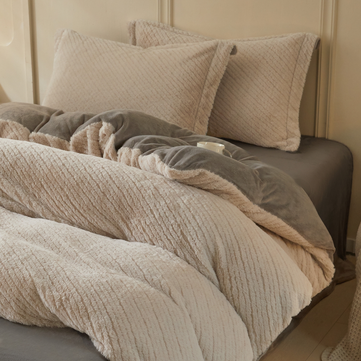 91家纺网 家纺一手货源 找家纺 凯罗 2025新款高克重兔绒四件套A类牛奶绒四件套 简约轻奢兔绒四件套 亚薇拉-柯南灰