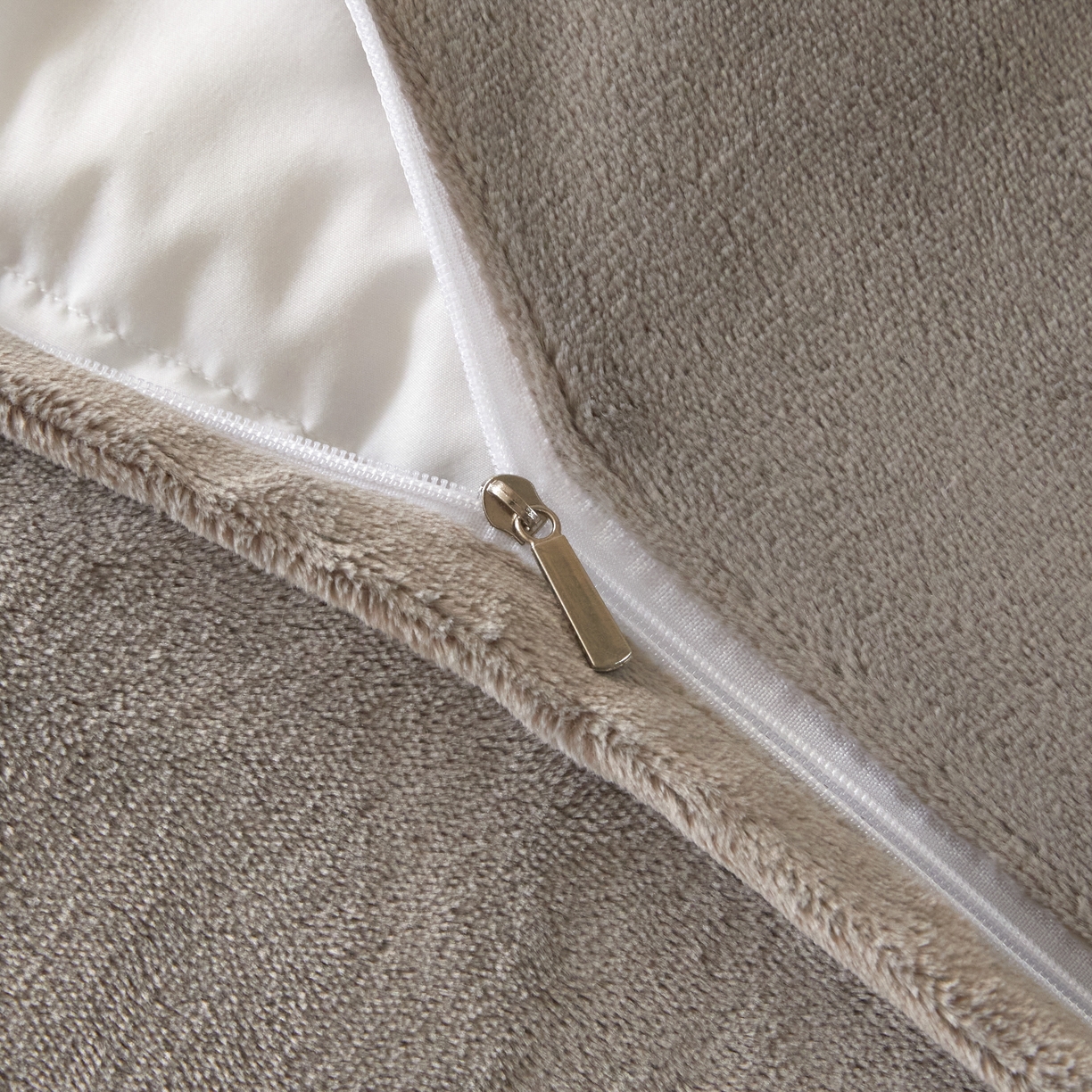 91家纺网 家纺一手货源 找家纺 凯罗 2025新款高克重兔绒四件套A类牛奶绒四件套 简约轻奢兔绒四件套 亚薇拉-柯南灰