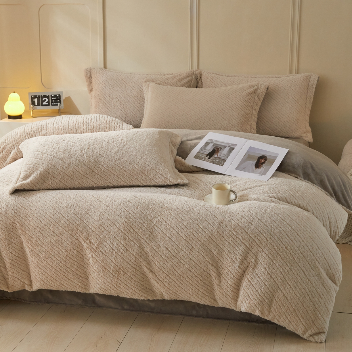 91家纺网 家纺一手货源 找家纺 凯罗 2025新款高克重兔绒四件套A类牛奶绒四件套 简约轻奢兔绒四件套 亚薇拉-柯南灰