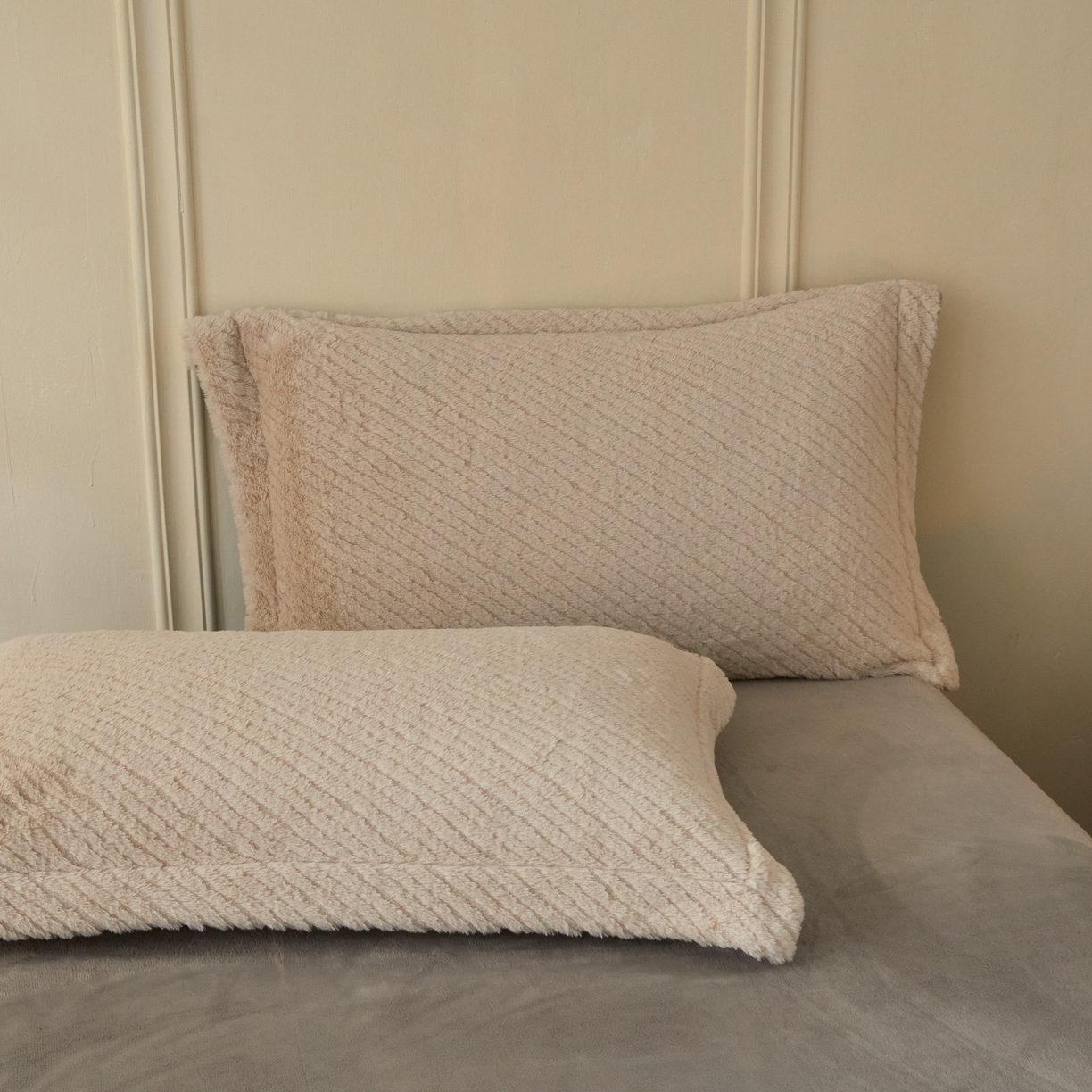 91家纺网 家纺一手货源 找家纺 凯罗 2025新款高克重兔绒四件套A类牛奶绒四件套 简约轻奢兔绒四件套 亚薇拉-柯南灰