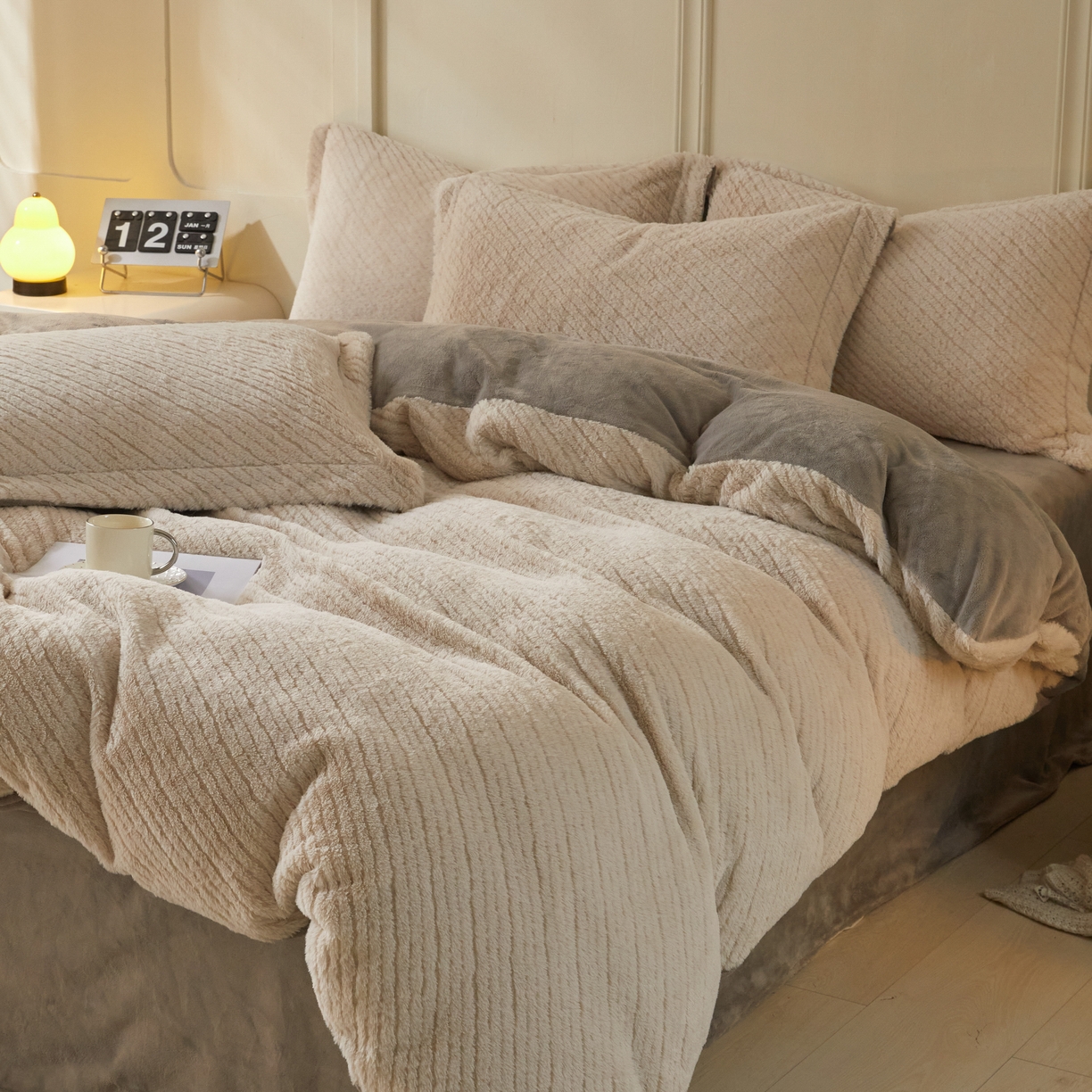 91家纺网 家纺一手货源 找家纺 凯罗 2025新款高克重兔绒四件套A类牛奶绒四件套 简约轻奢兔绒四件套 亚薇拉-柯南灰