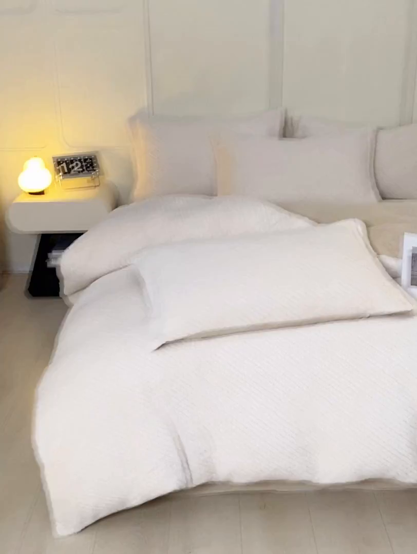 91家纺网 家纺一手货源 找家纺 凯罗 2025新款高克重兔绒四件套A类牛奶绒四件套 简约轻奢兔绒四件套 亚薇拉-奶昔白