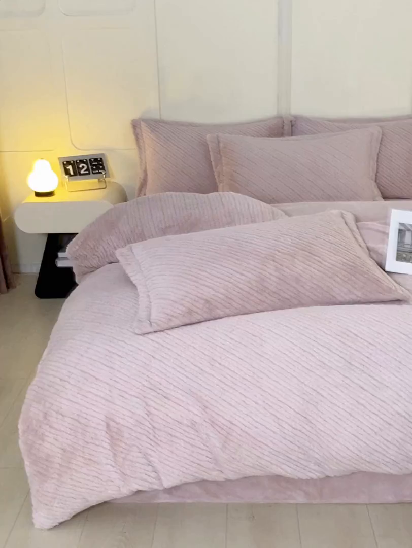 91家纺网 家纺一手货源 找家纺 凯罗 2025新款高克重兔绒四件套A类牛奶绒四件套 简约轻奢兔绒四件套 亚薇拉-亮旧粉