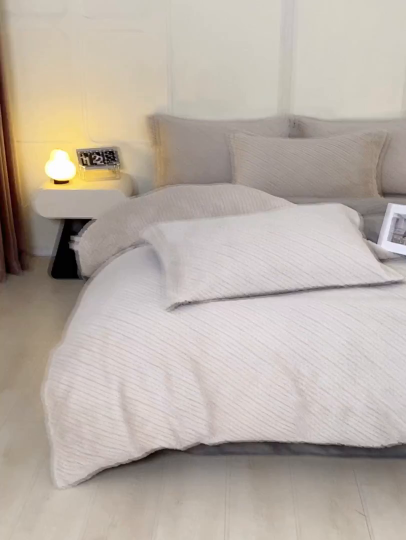 91家纺网 家纺一手货源 找家纺 凯罗 2025新款高克重兔绒四件套A类牛奶绒四件套 简约轻奢兔绒四件套 亚薇拉-柯南灰