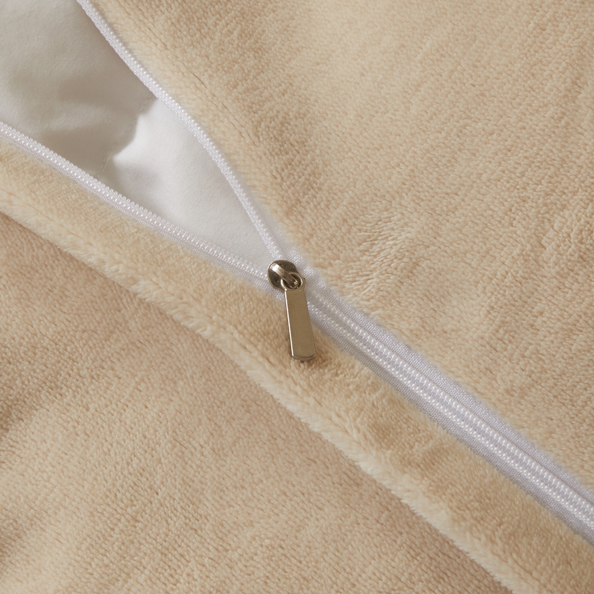 91家纺网 家纺一手货源 找家纺 凯罗 2025新款高克重兔绒四件套A类牛奶绒四件套 简约轻奢兔绒四件套 亚薇拉-奶昔白