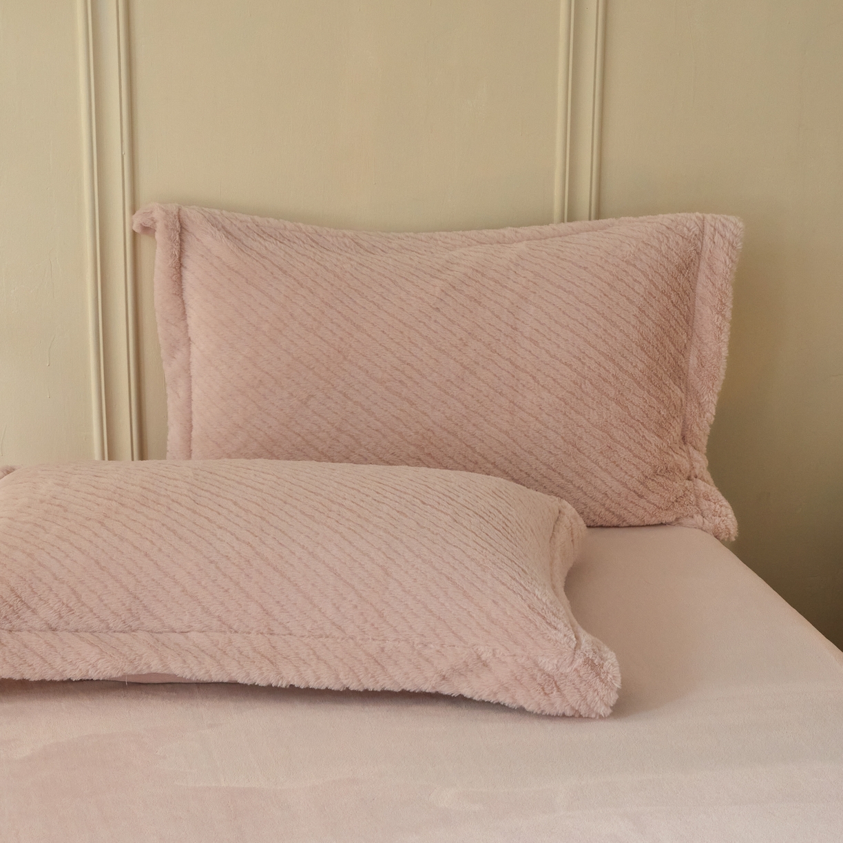 91家纺网 家纺一手货源 找家纺 凯罗 2025新款高克重兔绒四件套A类牛奶绒四件套 简约轻奢兔绒四件套 亚薇拉-亮旧粉