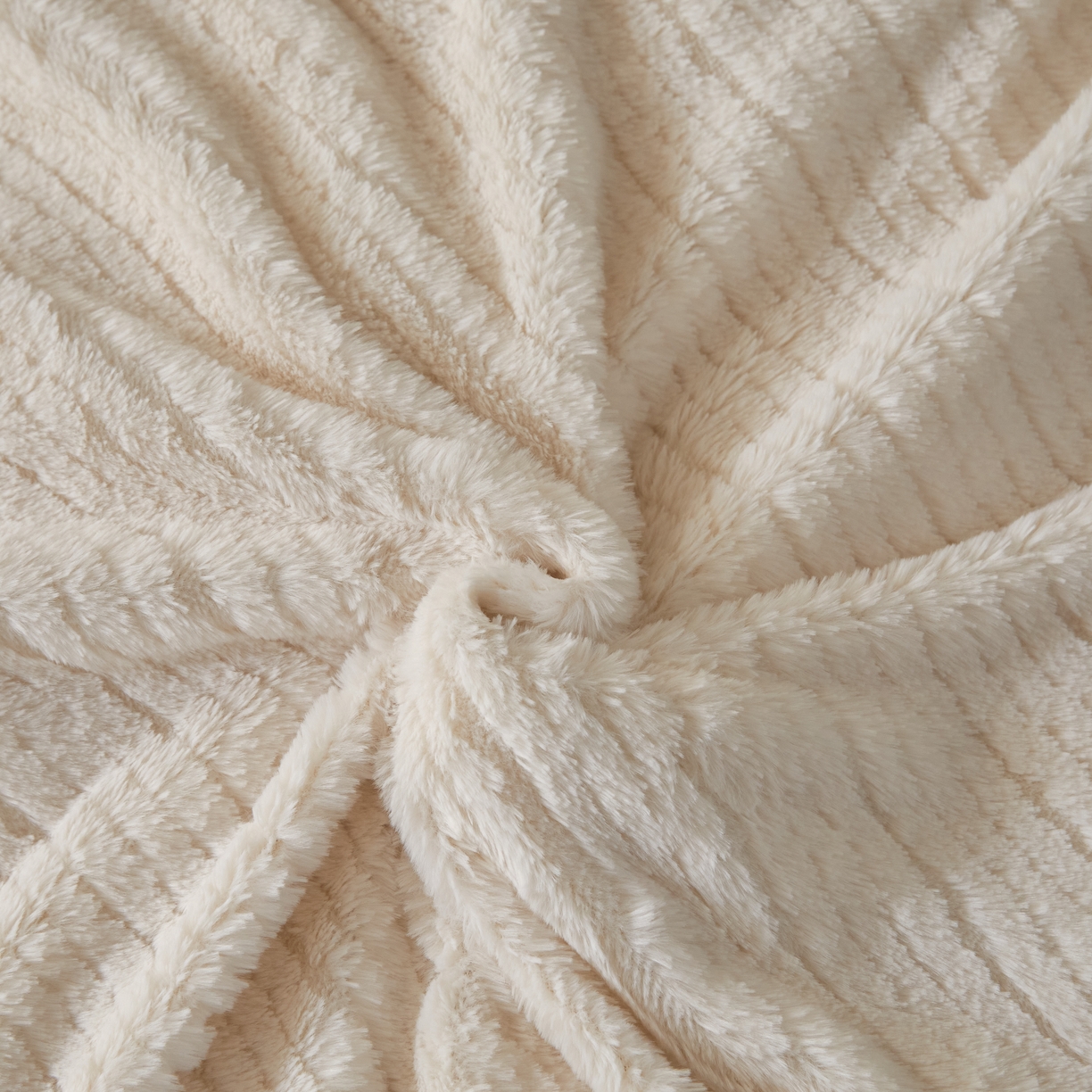 91家纺网 家纺一手货源 找家纺 凯罗 2025新款高克重兔绒四件套A类牛奶绒四件套 简约轻奢兔绒四件套 亚薇拉-奶昔白