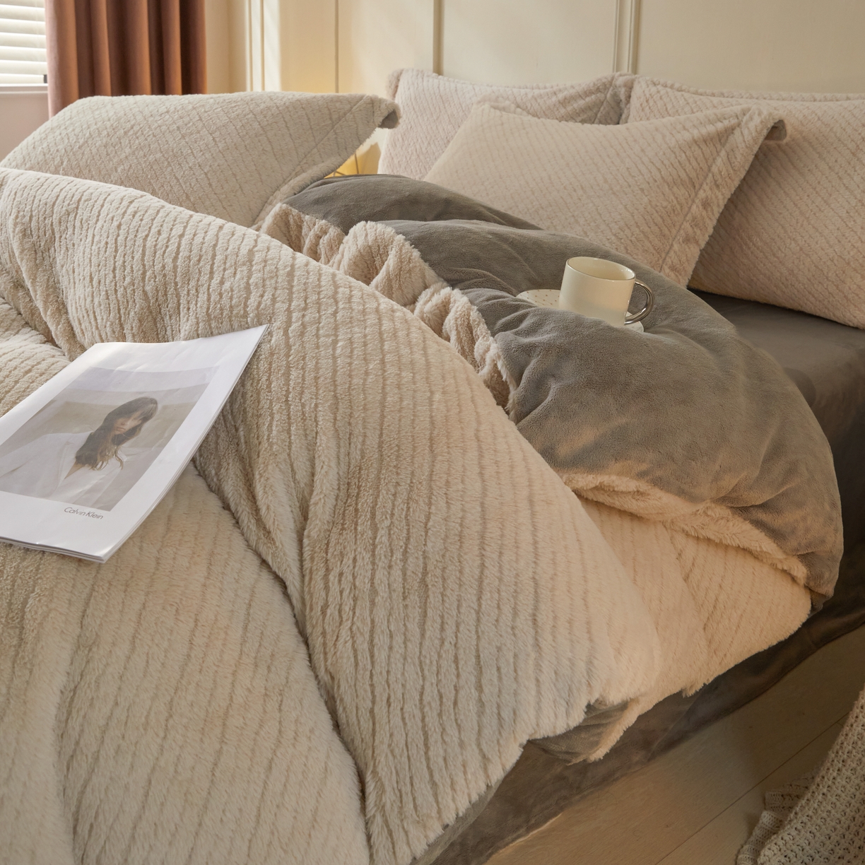 91家纺网 家纺一手货源 找家纺 凯罗 2025新款高克重兔绒四件套A类牛奶绒四件套 简约轻奢兔绒四件套 亚薇拉-柯南灰