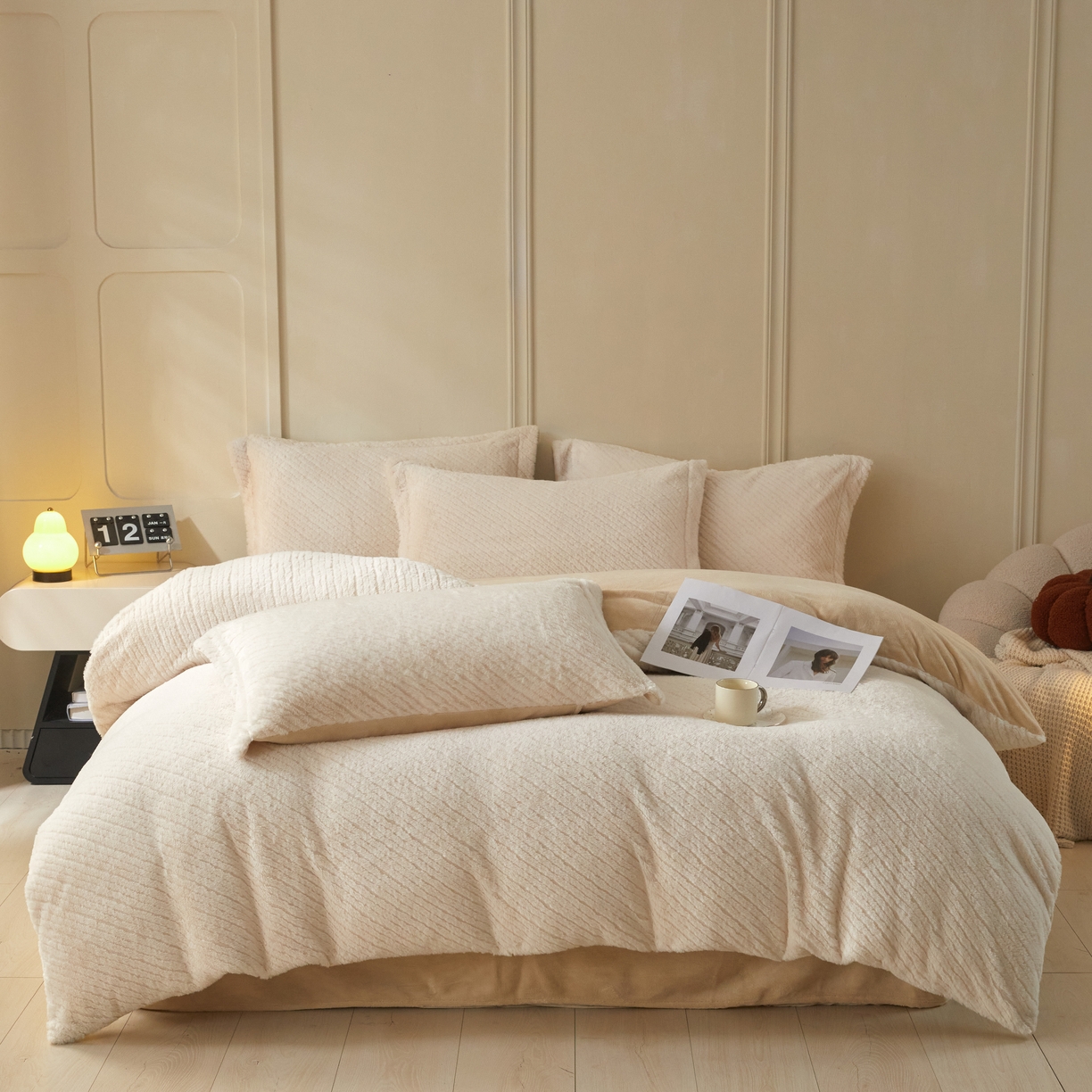 91家纺网 家纺一手货源 找家纺 凯罗 2025新款高克重兔绒四件套A类牛奶绒四件套 简约轻奢兔绒四件套 亚薇拉-奶昔白