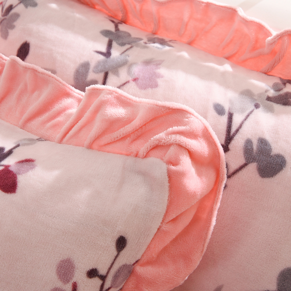 91家纺网 家纺一手货源 找家纺 紫月轩家纺 2025新款韩版牛奶绒花边款四件套 花枝招展