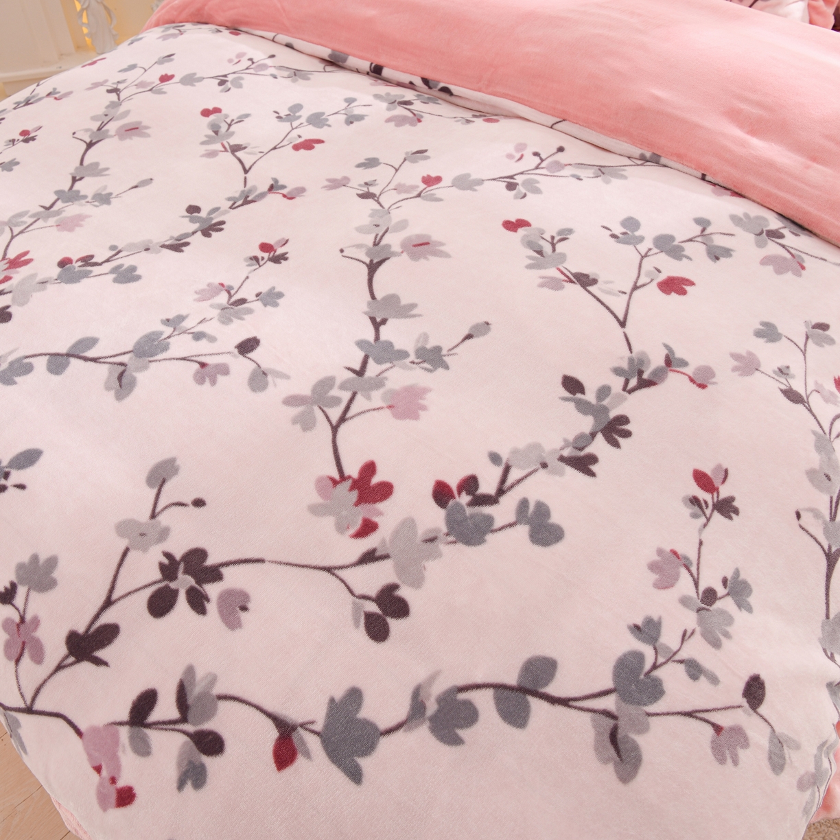 91家纺网 家纺一手货源 找家纺 紫月轩家纺 2025新款韩版牛奶绒花边款四件套 花枝招展