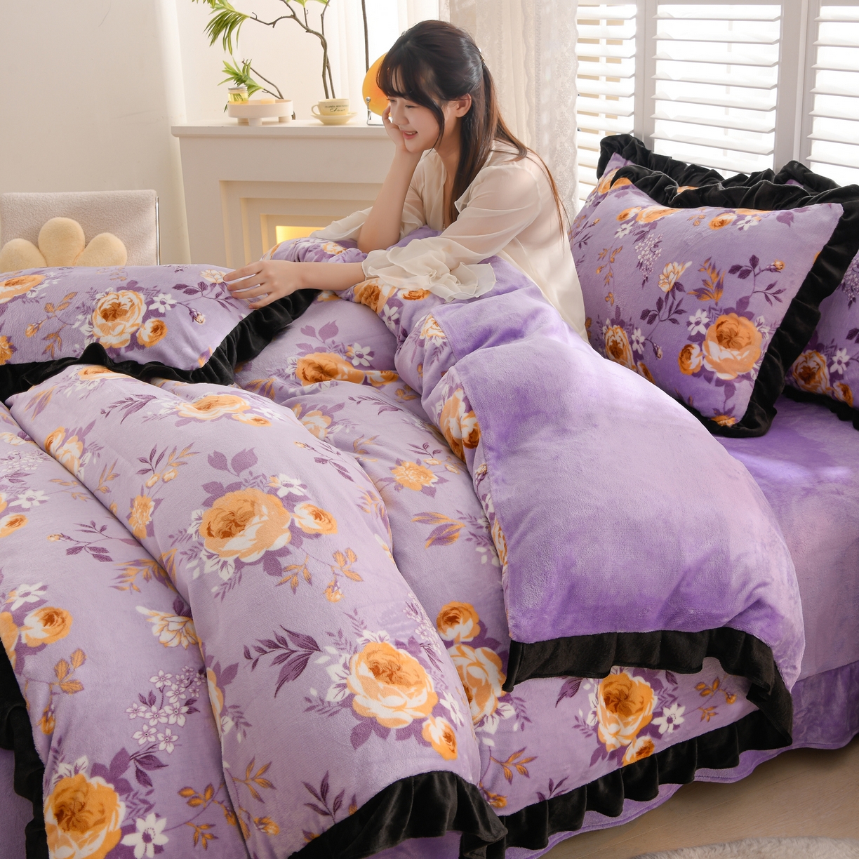 91家纺网 家纺一手货源 找家纺 紫月轩家纺 2025新款韩版牛奶绒花边款四件套 紫金花朵