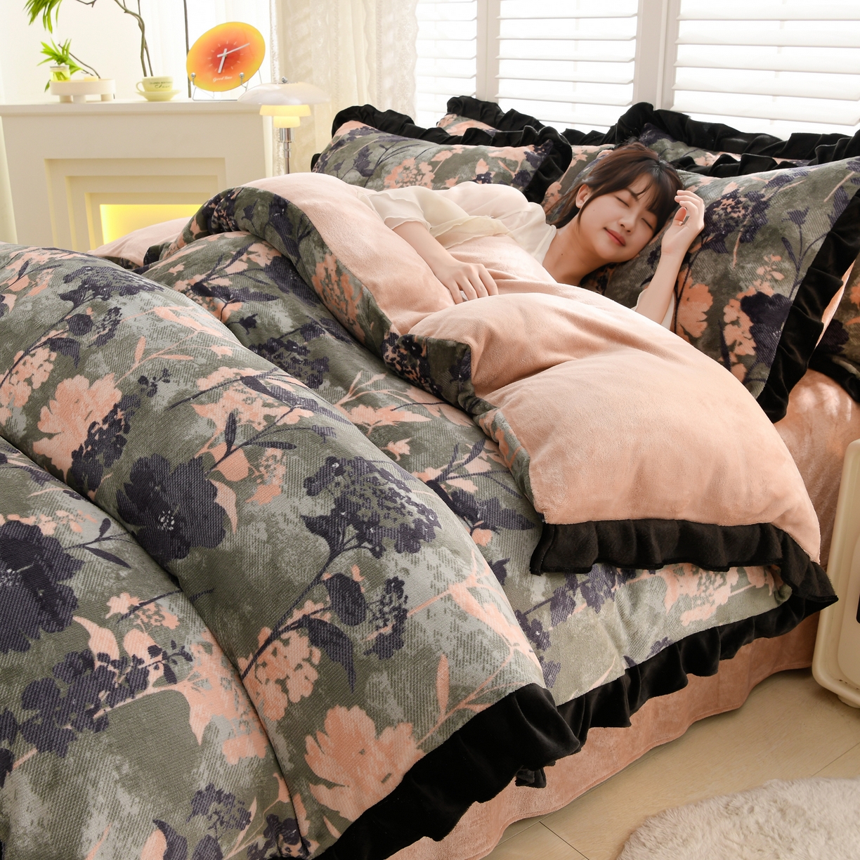 91家纺网 家纺一手货源 找家纺 紫月轩家纺 2025新款韩版牛奶绒花边款四件套 绿野花卉